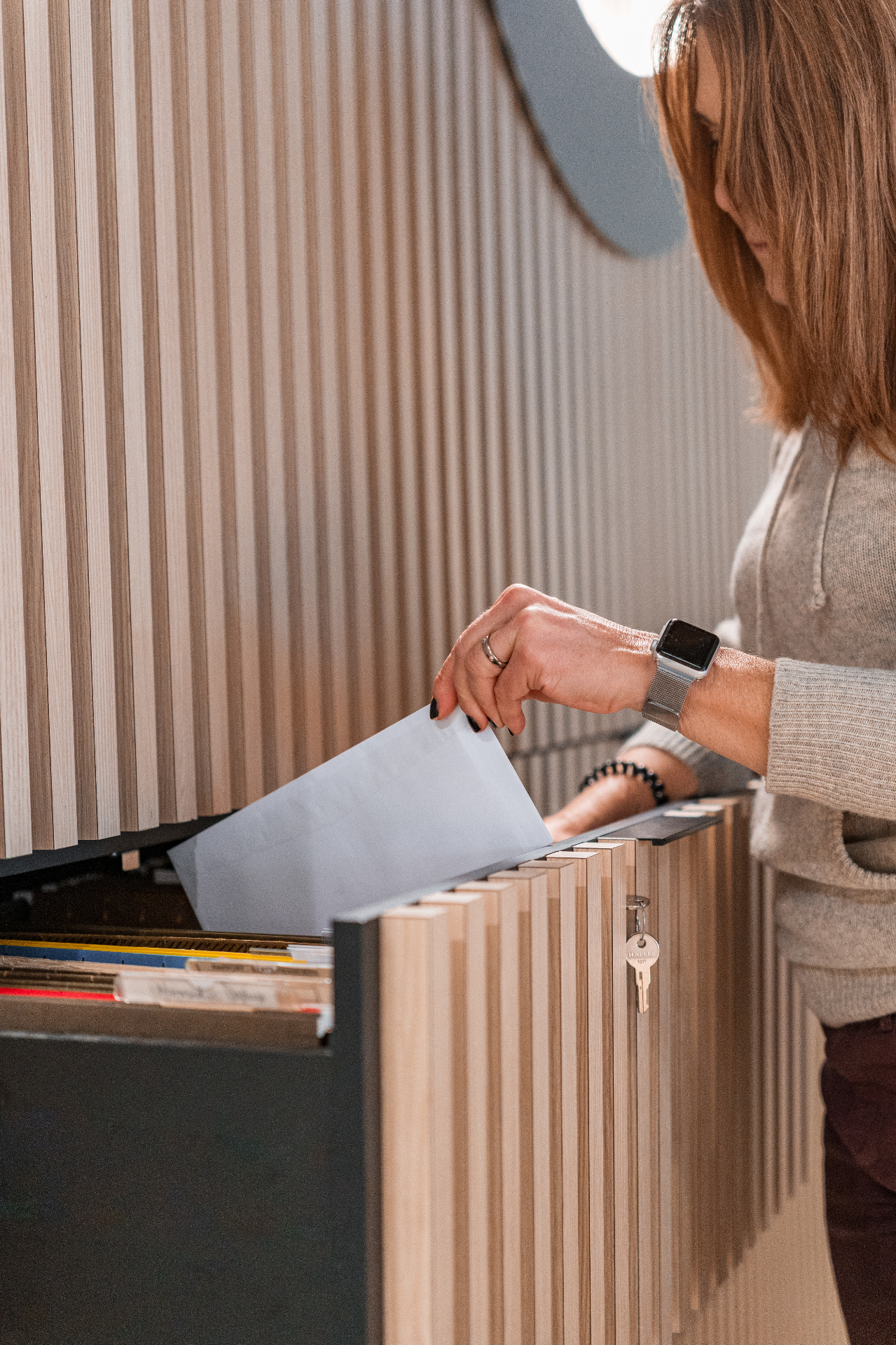 Réceptionniste triant le courrier à Montréal CoWork